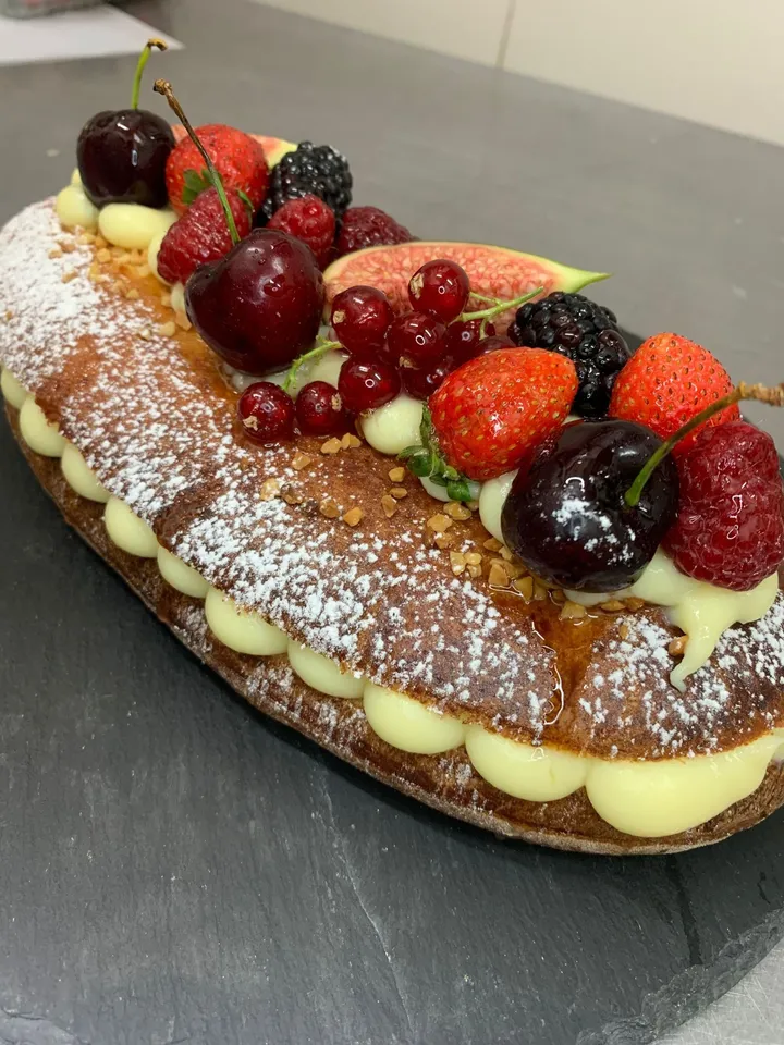 Coca de crema amb cireres i fruits vermells