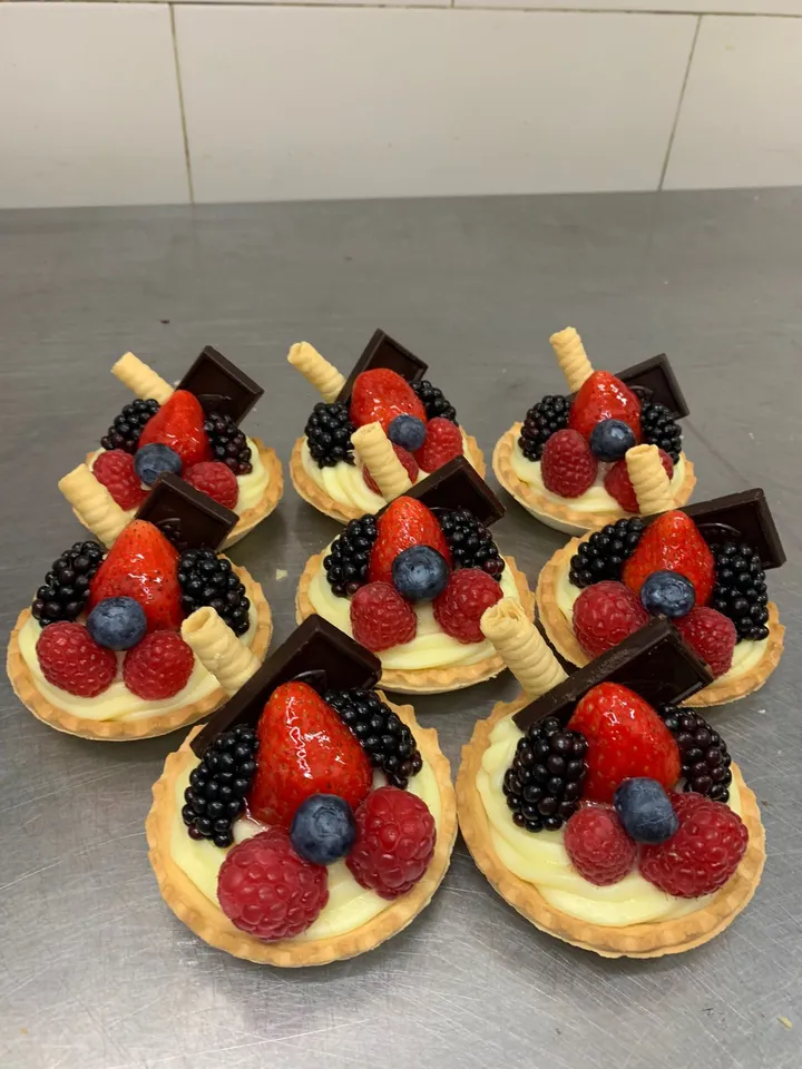 Tartaletes de crema amb fruits vermells i xocolata