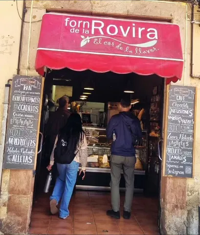 La porta del Forn de la Rovira, amb el tendal vermell i les pissarres