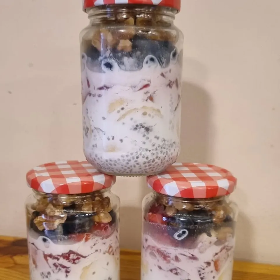 Vasets de fruita fresca amb xia i nous