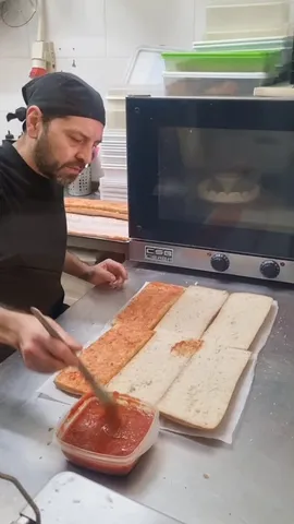 Preparant una coca al taller del forn